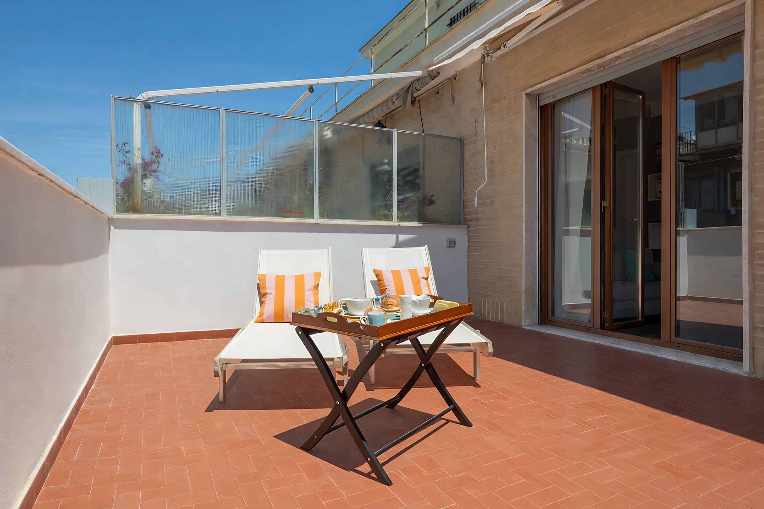 Terrazza privata di una suite di Molo Angioino Suites